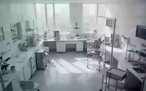 Ein moderner, steriler klinischer Laborraum mit polierten weißen Oberflächen und natürlichem Lichteinfall. - Foto: über boerse-global.de