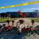 Vor der Grundschule wurden Blumen und Kerzen abgelegt.  - Bild: Haven Daley/AP/dpa