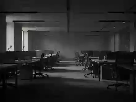 Ein verlassenes, modernes Büro mit leeren Schreibtischen und Stühlen in einer ruhigen, minimalistischen Umgebung. - Foto: über boerse-global.de