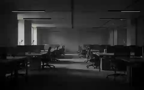 Ein verlassenes, modernes Büro mit leeren Schreibtischen und Stühlen in einer ruhigen, minimalistischen Umgebung. - Foto: über boerse-global.de