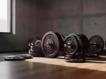 Schwere Hantelscheiben in einem minimalistischen Fitnessraum bei natürlichem Lichteinfall. - Foto: über boerse-global.de