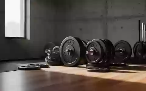 Schwere Hantelscheiben in einem minimalistischen Fitnessraum bei natürlichem Lichteinfall. - Foto: über boerse-global.de