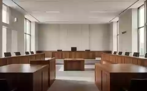 Ein minimalistischer, leerer Gerichtssaal mit polierten Holzoberflächen und natürlichem Lichteinfall. - Foto: über boerse-global.de