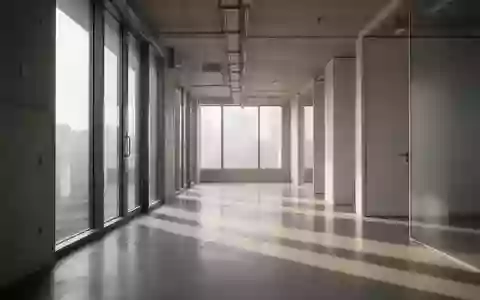Ein minimalistischer, leerer Büroflur mit weichem Tageslicht und architektonischen Linien. - Foto: über boerse-global.de