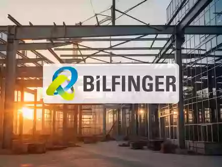 Moderne Baustelle bei Sonnenaufgang mit Stahlträgern und Glasarchitektur als Symbol für die industrielle Entwicklung. - Foto: über boerse-global.de