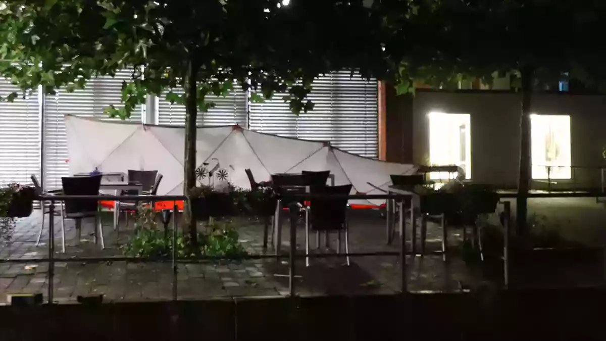 Der 72-Jährige stach laut Polizei in der Cafeteria auf die Frauen ein. - Bild: Sascha Thelen/dpa