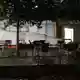 Der 72-Jährige stach laut Polizei in der Cafeteria auf die Frauen ein. - Bild: Sascha Thelen/dpa