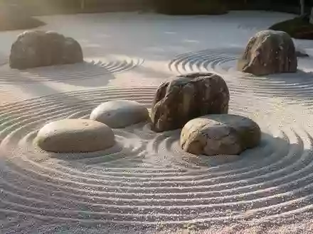 Ein minimalistischer Zen-Garten mit sorgfältig geharktem Kies und glatten Steinen, der Ruhe und Ausgeglichenheit ausstrahlt. - Foto: über boerse-global.de