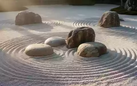Ein minimalistischer Zen-Garten mit sorgfältig geharktem Kies und glatten Steinen, der Ruhe und Ausgeglichenheit ausstrahlt. - Foto: über boerse-global.de