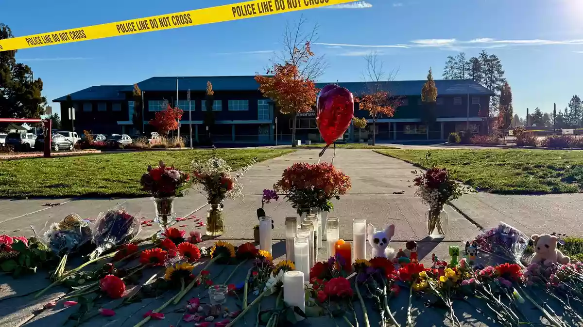 Vor der Grundschule wurden Blumen und Kerzen abgelegt.  - Bild: Haven Daley/AP/dpa
