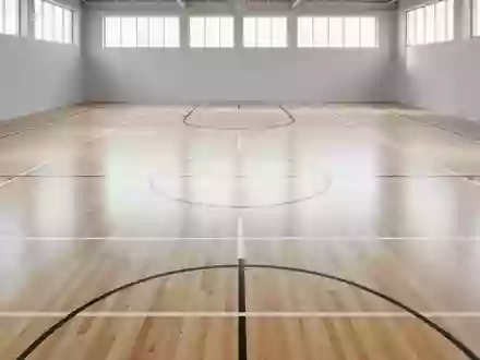 Leere, helle Sporthalle mit poliertem Holzboden und geometrischen Bodenmarkierungen in einer minimalistischen Umgebung. - Foto: über boerse-global.de
