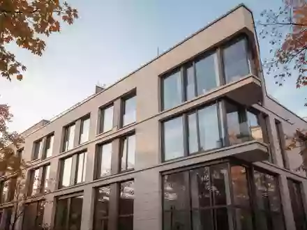 Moderne Fassade eines Wohngebäudes in einer deutschen Stadt bei Tageslicht. - Foto: über boerse-global.de