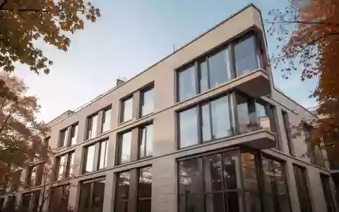 Moderne Fassade eines Wohngebäudes in einer deutschen Stadt bei Tageslicht. - Foto: über boerse-global.de