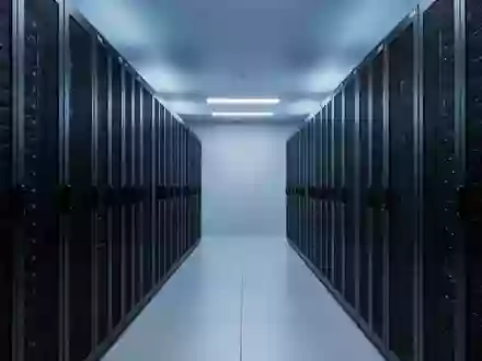 Ein moderner, minimalistischer Serverraum mit symmetrischen, leeren Serverschränken in einer kühlen, blauen Beleuchtung. - Foto: über boerse-global.de