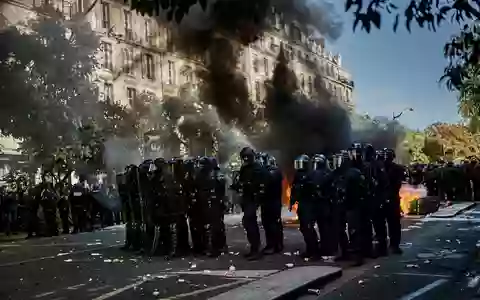 Bei landesweiten Demonstrationen am Samstag in Frankreich befürchten die Behörden Ausschreitungen (Archivbild) - Foto: Antonin Burat/Le Pictorium via ZUMA Press/dpa