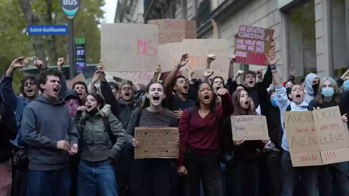 Auch Schüler wollen am Samstag wieder demonstrieren (Archivbild). - Bild: Thibault Camus/AP/dpa
