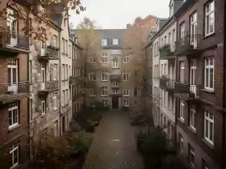 Eine ruhige Wohnstraße mit traditionellen Mehrfamilienhäusern in einer deutschen Universitätsstadt an einem Herbsttag. - Foto: über boerse-global.de