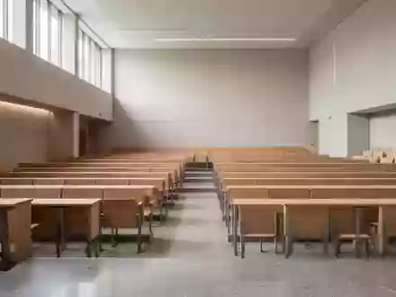 Ein minimalistisch gestalteter, leerer Hörsaal an einer Universität mit natürlichem Lichteinfall. - Foto: über boerse-global.de