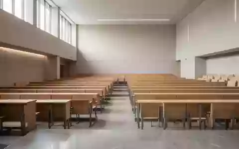 Ein minimalistisch gestalteter, leerer Hörsaal an einer Universität mit natürlichem Lichteinfall. - Foto: über boerse-global.de