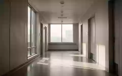 Ein heller, minimalistischer Krankenhausflur mit einfallendem Tageslicht und klaren architektonischen Linien. - Foto: über boerse-global.de