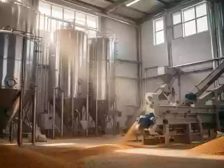 Industrielle Getreidemühle mit Edelstahlsilos und Maschinen in einer hellen, sauberen Produktionsumgebung. - Foto: über boerse-global.de