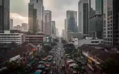 Blick auf ein Finanzviertel in Jakarta mit modernen Hochhäusern und geschäftigem Treiben unter bewölktem Himmel. - Foto: über boerse-global.de