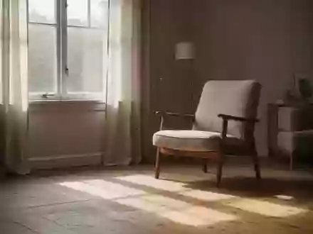 Ein leerer Sessel in einem sonnendurchfluteten Wohnzimmer, der eine Atmosphäre häuslicher Pflege und Stille vermittelt. - Foto: über boerse-global.de