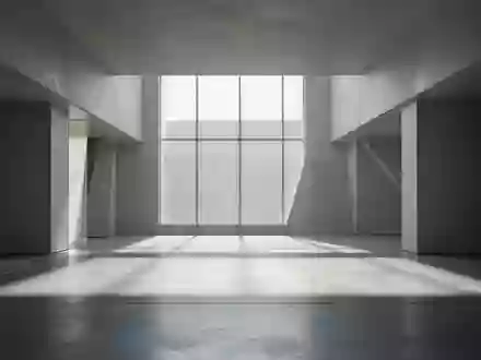 Ein minimalistischer, moderner Innenraum mit klaren geometrischen Linien und natürlichem Lichteinfall. - Foto: über boerse-global.de