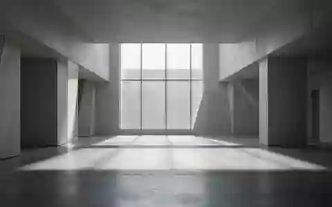 Ein minimalistischer, moderner Innenraum mit klaren geometrischen Linien und natürlichem Lichteinfall. - Foto: über boerse-global.de