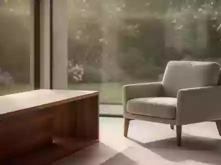 Ein minimalistisches, helles Wohnzimmer mit sanftem Tageslicht und einem leeren Sessel vor einem Fenster. - Foto: über boerse-global.de