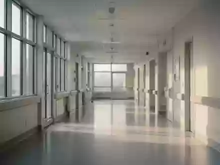 Ein heller, minimalistisch gestalteter Krankenhausflur mit natürlichem Lichteinfall und moderner Architektur. - Foto: über boerse-global.de