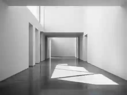 Ein minimalistischer, leerer Flur mit klaren architektonischen Linien und natürlichem Lichteinfall. - Foto: über boerse-global.de
