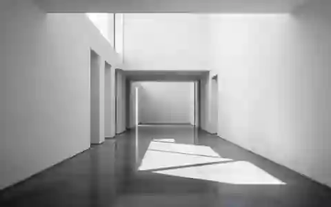 Ein minimalistischer, leerer Flur mit klaren architektonischen Linien und natürlichem Lichteinfall. - Foto: über boerse-global.de