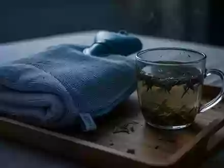 Symbolbild: Wärmflasche, Handtuch und Kräutertee - Foto: über boerse-global.de