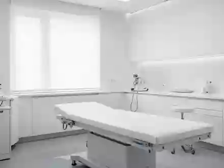 Ein klinischer Untersuchungsraum mit sterilen Oberflächen und einer leeren Untersuchungsliege. - Foto: über boerse-global.de