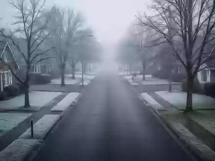 Eine menschenleere, frostige Wohnstraße an einem trüben Wintermorgen. - Foto: über boerse-global.de