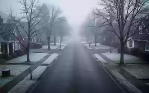 Eine menschenleere, frostige Wohnstraße an einem trüben Wintermorgen. - Foto: über boerse-global.de