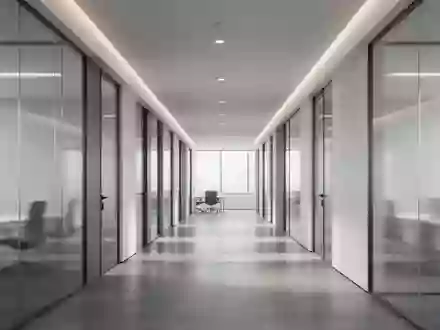 Ein minimalistischer, moderner Büroflur mit klaren architektonischen Linien und indirekter Beleuchtung. - Foto: über boerse-global.de