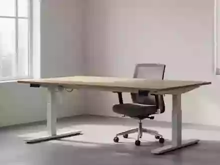 Ein heller, minimalistischer Büroarbeitsplatz mit einem höhenverstellbaren Schreibtisch und einem ergonomischen Stuhl. - Foto: über boerse-global.de