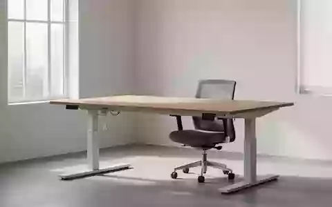 Ein heller, minimalistischer Büroarbeitsplatz mit einem höhenverstellbaren Schreibtisch und einem ergonomischen Stuhl. - Foto: über boerse-global.de
