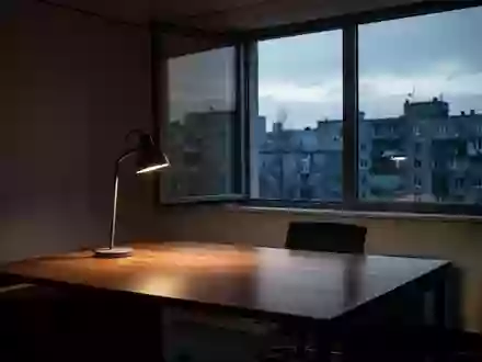 Ein unbesetzter, ruhig wirkender Arbeitsplatz in einem minimalistischen Büro bei Dämmerlicht ohne Personen. - Foto: über boerse-global.de