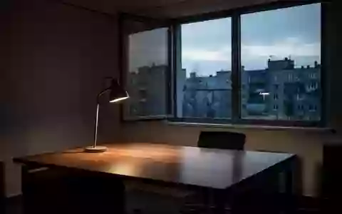 Ein unbesetzter, ruhig wirkender Arbeitsplatz in einem minimalistischen Büro bei Dämmerlicht ohne Personen. - Foto: über boerse-global.de