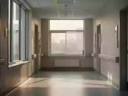 Ein heller, leerer Krankenhausflur mit einfallendem Tageslicht, der eine ruhige und sterile klinische Umgebung darstellt. - Foto: über boerse-global.de
