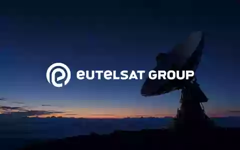 Hochmoderne Satellitenkommunikationsantennen vor einem tiefblauen Abendhimmel als Symbol für globale Konnektivität. - Foto: über boerse-global.de