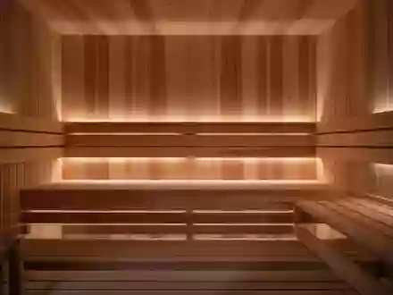 Minimalistisch gestalteter Innenraum einer finnischen Holzsauna mit warmem, diffusem Licht und klaren Linien. - Foto: über boerse-global.de