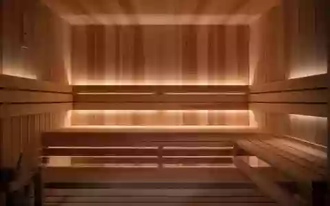 Minimalistisch gestalteter Innenraum einer finnischen Holzsauna mit warmem, diffusem Licht und klaren Linien. - Foto: über boerse-global.de