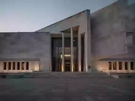 Ein minimalistisches, modernes Regierungsgebäude in der Dämmerung mit klarer Architektur und einer leeren Plaza. - Foto: über boerse-global.de