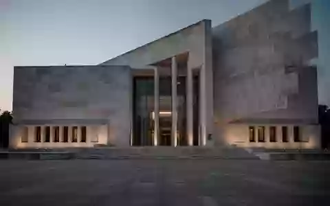 Ein minimalistisches, modernes Regierungsgebäude in der Dämmerung mit klarer Architektur und einer leeren Plaza. - Foto: über boerse-global.de