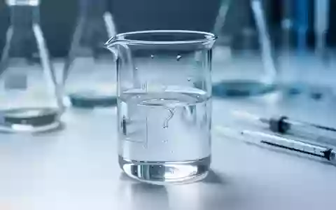 Laborumgebung mit Glasgefäßen und Flüssigkeiten für die pharmazeutische Forschung - Foto: über boerse-global.de