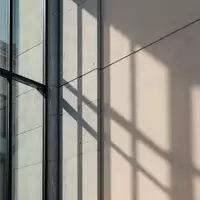 Moderne architektonische Fassadengestaltung an einem öffentlichen Gebäude mit klaren Linien und Schattenwurf. - Foto: über boerse-global.de